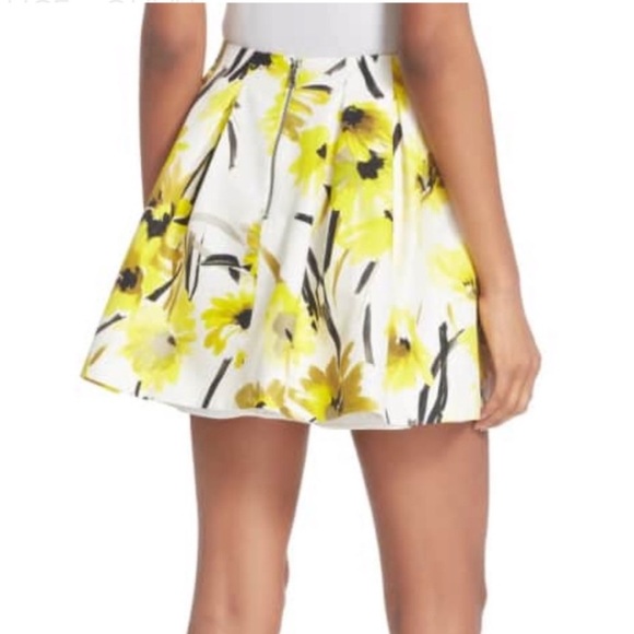 Alice + Olivia Connor' Floral Print Miniskirt. Size 2 - Picture 9 of 10